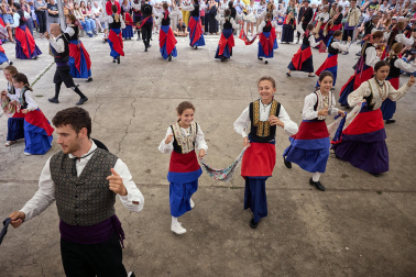 El tradicional baile de la bandera centró los actos de las fiestas en la localidad navarra este sábado, 25 de agosto