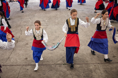 El tradicional baile de la bandera centró los actos de las fiestas en la localidad navarra este sábado, 25 de agosto