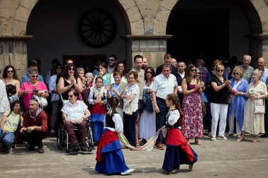 El tradicional baile de la bandera centró los actos de las fiestas en la localidad navarra este sábado, 25 de agosto