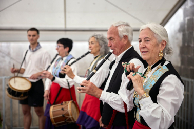 El tradicional baile de la bandera centró los actos de las fiestas en la localidad navarra este sábado, 25 de agosto