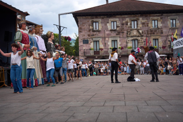 Misa mayor, comparse y celebraciones en la calle en el día grande de las fiestas 2026 de Elizondo