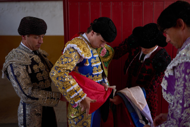 Los diestros Andrés García, Miguel Serrano e Ignacio Candelas se enfrentaron a los novillos de la ganadería Marcos Núñez para