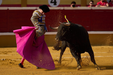 Los diestros Andrés García, Miguel Serrano e Ignacio Candelas se enfrentaron a los novillos de la ganadería Marcos Núñez para