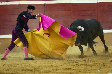 Los diestros Andrés García, Miguel Serrano e Ignacio Candelas se enfrentaron a los novillos de la ganadería Marcos Núñez para