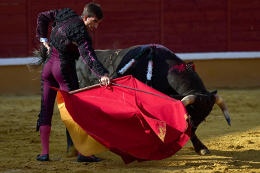 Los diestros Andrés García, Miguel Serrano e Ignacio Candelas se enfrentaron a los novillos de la ganadería Marcos Núñez para