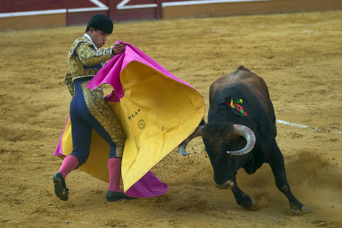 Los diestros Andrés García, Miguel Serrano e Ignacio Candelas se enfrentaron a los novillos de la ganadería Marcos Núñez para