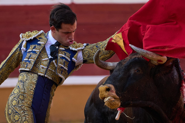 Los diestros Andrés García, Miguel Serrano e Ignacio Candelas se enfrentaron a los novillos de la ganadería Marcos Núñez para
