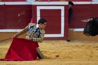 Los diestros Andrés García, Miguel Serrano e Ignacio Candelas se enfrentaron a los novillos de la ganadería Marcos Núñez para