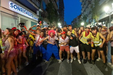 Foto de la Bajada de las peñas tras la primera corrida de fiestas de Tudela