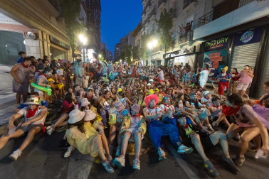 Foto de la Bajada de las peñas tras la primera corrida de fiestas de Tudela