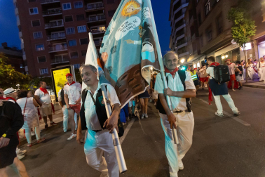 Foto de la Bajada de las peñas tras la primera corrida de fiestas de Tudela