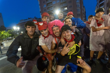 Foto de la Bajada de las peñas tras la primera corrida de fiestas de Tudela
