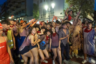 Foto de la Bajada de las peñas tras la primera corrida de fiestas de Tudela