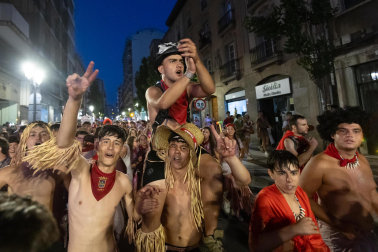 Foto de la Bajada de las peñas tras la primera corrida de fiestas de Tudela