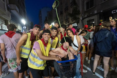 Foto de la Bajada de las peñas tras la primera corrida de fiestas de Tudela