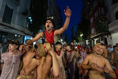 Foto de la Bajada de las peñas tras la primera corrida de fiestas de Tudela