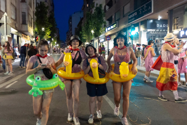 Foto de la Bajada de las peñas tras la primera corrida de fiestas de Tudela