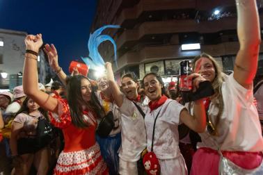 Foto de la Bajada de las peñas tras la primera corrida de fiestas de Tudela