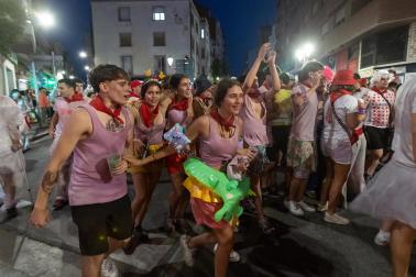 Foto de la Bajada de las peñas tras la primera corrida de fiestas de Tudela