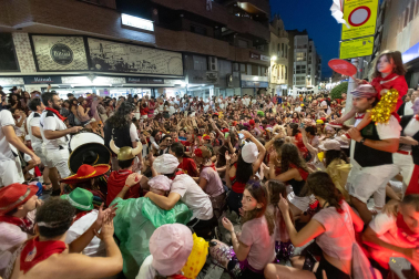 Foto de la Bajada de las peñas tras la primera corrida de fiestas de Tudela