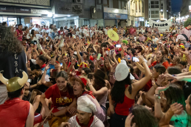 Foto de la Bajada de las peñas tras la primera corrida de fiestas de Tudela