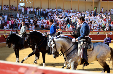 Andy Cartagena, Sergio Domínguez y Guillermo Hermoso de Mendoza se enfrentaron a los astados de Rosa Rodrigo en la corrida de rejones de fiestas de Tudela 2026 celebrada el domingo 26 de julio