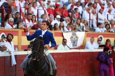 Andy Cartagena, Sergio Domínguez y Guillermo Hermoso de Mendoza se enfrentaron a los astados de Rosa Rodrigo en la corrida de rejones de fiestas de Tudela 2026 celebrada el domingo 26 de julio