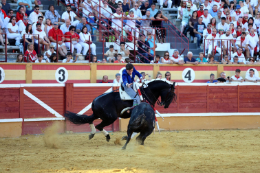 Andy Cartagena, Sergio Domínguez y Guillermo Hermoso de Mendoza se enfrentaron a los astados de Rosa Rodrigo en la corrida de rejones de fiestas de Tudela 2026 celebrada el domingo 26 de julio