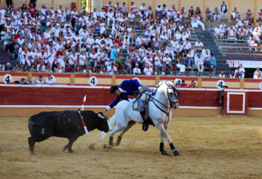 Andy Cartagena, Sergio Domínguez y Guillermo Hermoso de Mendoza se enfrentaron a los astados de Rosa Rodrigo en la corrida de rejones de fiestas de Tudela 2026 celebrada el domingo 26 de julio