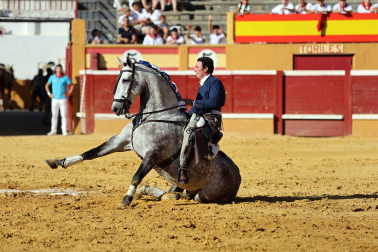 Andy Cartagena, Sergio Domínguez y Guillermo Hermoso de Mendoza se enfrentaron a los astados de Rosa Rodrigo en la corrida de rejones de fiestas de Tudela 2026 celebrada el domingo 26 de julio