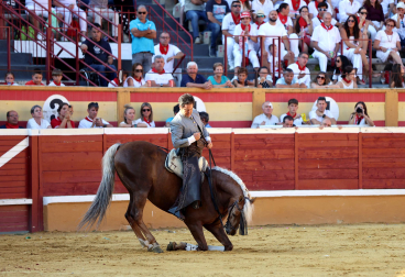 Andy Cartagena, Sergio Domínguez y Guillermo Hermoso de Mendoza se enfrentaron a los astados de Rosa Rodrigo en la corrida de rejones de fiestas de Tudela 2026 celebrada el domingo 26 de julio