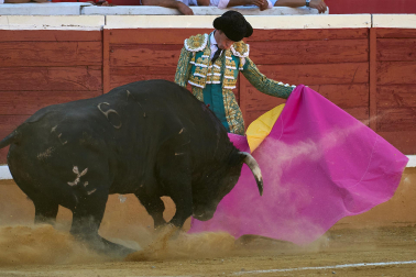 Los diestros Sebastián Castella, Borja Jiménez y Tomás Rufo se enfrentaron a los toros de la ganadería Ojailén en el festejo de las fiestas de Tudela 2026 del lunes, 27 de julio