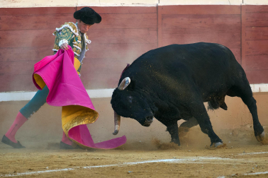 Los diestros Sebastián Castella, Borja Jiménez y Tomás Rufo se enfrentaron a los toros de la ganadería Ojailén en el festejo de las fiestas de Tudela 2026 del lunes, 27 de julio