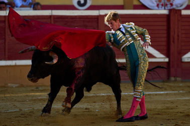 Los diestros Sebastián Castella, Borja Jiménez y Tomás Rufo se enfrentaron a los toros de la ganadería Ojailén en el festejo de las fiestas de Tudela 2026 del lunes, 27 de julio
