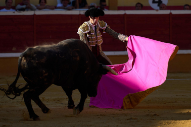 Los diestros Sebastián Castella, Borja Jiménez y Tomás Rufo se enfrentaron a los toros de la ganadería Ojailén en el festejo de las fiestas de Tudela 2026 del lunes, 27 de julio