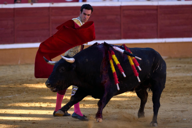 Los diestros Sebastián Castella, Borja Jiménez y Tomás Rufo se enfrentaron a los toros de la ganadería Ojailén en el festejo de las fiestas de Tudela 2026 del lunes, 27 de julio