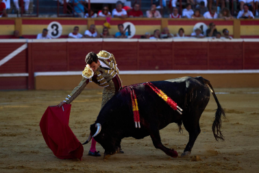 Los diestros Sebastián Castella, Borja Jiménez y Tomás Rufo se enfrentaron a los toros de la ganadería Ojailén en el festejo de las fiestas de Tudela 2026 del lunes, 27 de julio