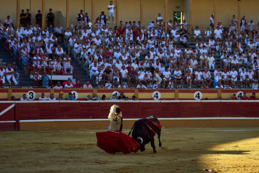 Los diestros Sebastián Castella, Borja Jiménez y Tomás Rufo se enfrentaron a los toros de la ganadería Ojailén en el festejo de las fiestas de Tudela 2026 del lunes, 27 de julio