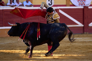 Los diestros Sebastián Castella, Borja Jiménez y Tomás Rufo se enfrentaron a los toros de la ganadería Ojailén en el festejo de las fiestas de Tudela 2026 del lunes, 27 de julio