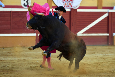 Los diestros Sebastián Castella, Borja Jiménez y Tomás Rufo se enfrentaron a los toros de la ganadería Ojailén en el festejo de las fiestas de Tudela 2026 del lunes, 27 de julio