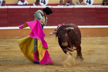 Los diestros Sebastián Castella, Borja Jiménez y Tomás Rufo se enfrentaron a los toros de la ganadería Ojailén en el festejo de las fiestas de Tudela 2026 del lunes, 27 de julio