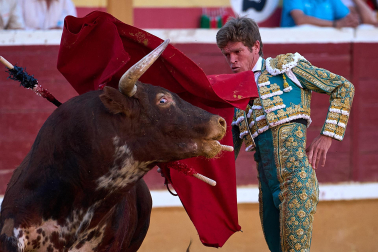Los diestros Sebastián Castella, Borja Jiménez y Tomás Rufo se enfrentaron a los toros de la ganadería Ojailén en el festejo de las fiestas de Tudela 2026 del lunes, 27 de julio