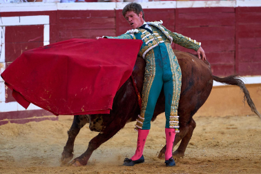 Los diestros Sebastián Castella, Borja Jiménez y Tomás Rufo se enfrentaron a los toros de la ganadería Ojailén en el festejo de las fiestas de Tudela 2026 del lunes, 27 de julio