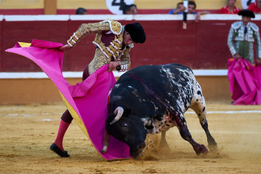 Los diestros Sebastián Castella, Borja Jiménez y Tomás Rufo se enfrentaron a los toros de la ganadería Ojailén en el festejo de las fiestas de Tudela 2026 del lunes, 27 de julio