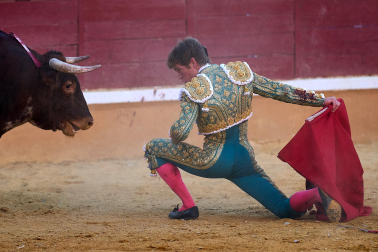 Los diestros Sebastián Castella, Borja Jiménez y Tomás Rufo se enfrentaron a los toros de la ganadería Ojailén en el festejo de las fiestas de Tudela 2026 del lunes, 27 de julio