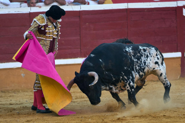 Los diestros Sebastián Castella, Borja Jiménez y Tomás Rufo se enfrentaron a los toros de la ganadería Ojailén en el festejo de las fiestas de Tudela 2026 del lunes, 27 de julio