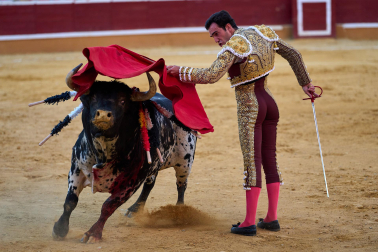 Los diestros Sebastián Castella, Borja Jiménez y Tomás Rufo se enfrentaron a los toros de la ganadería Ojailén en el festejo de las fiestas de Tudela 2026 del lunes, 27 de julio