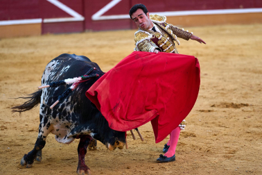 Los diestros Sebastián Castella, Borja Jiménez y Tomás Rufo se enfrentaron a los toros de la ganadería Ojailén en el festejo de las fiestas de Tudela 2026 del lunes, 27 de julio
