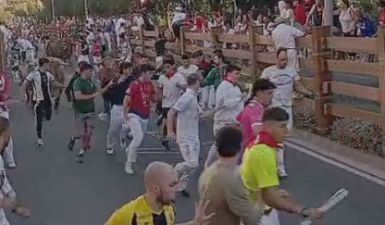 Vídeo del cuarto encierro de fiestas de Tudela 2026 en la curva de entrada a la plaza de toros