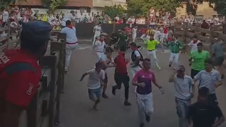 Vídeo de la manada pasando por encima de unos mozos caídos al comienzo de la bajada al callejón en el quinto encierro de fiestas de Tudela 2026